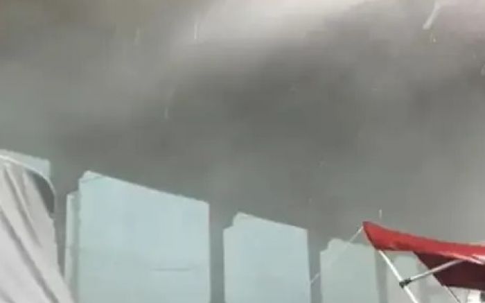 Alagamentos, destelhamentos e queda de estruturas marcaram a passagem do temporal