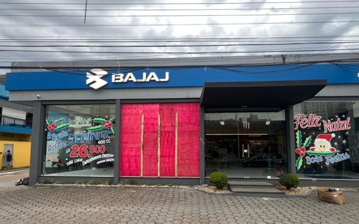 Tapume bloqueia o vidro quebrado pelos criminosos (Foto: Gabrielle Rudolf)