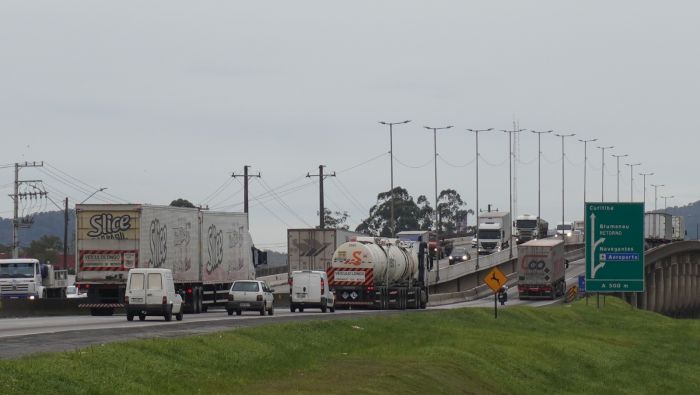 Ponte do rio Itajaí-Açu na BR 101 entre Itajaí e Penha está travada