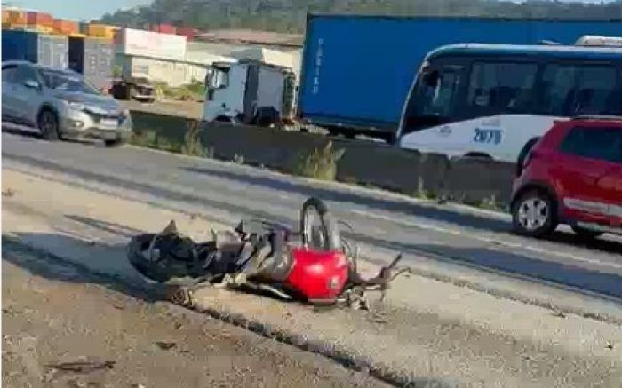 Duas motos e dois carros se envolveram na batida
