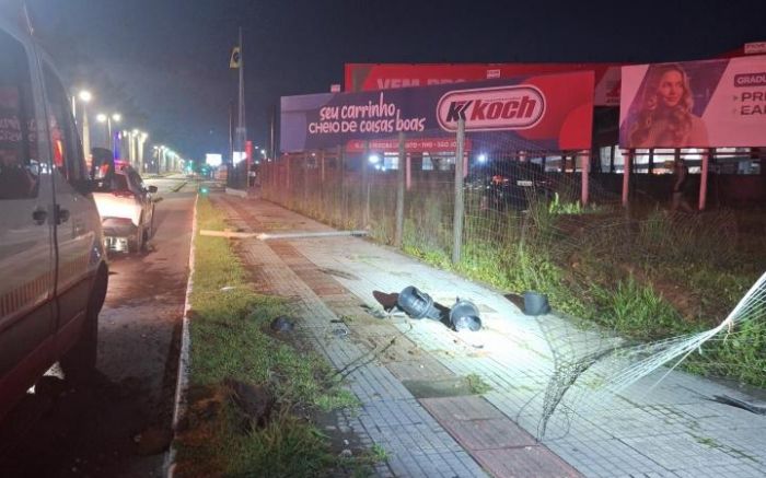 Carro arrancou sinaleira na avenida Adolfo Konder (Foto: Divulgação/PMSC)