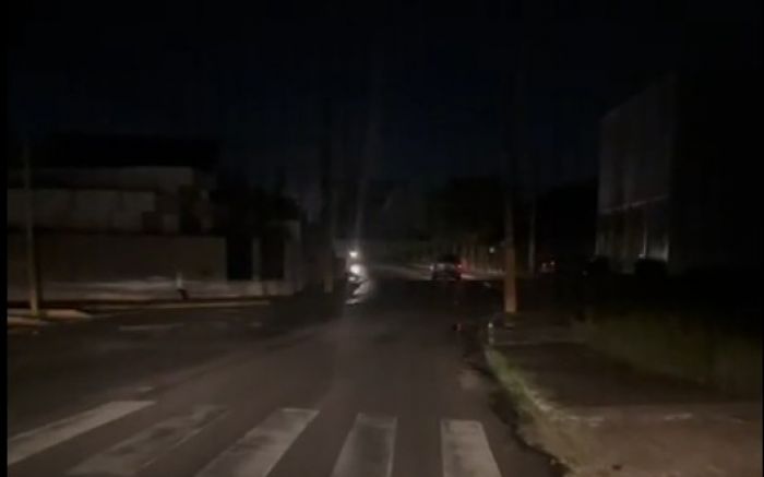 O bairro Santa Regina enfrenta apagões recorrentes durante a noite (Foto: Leitora)