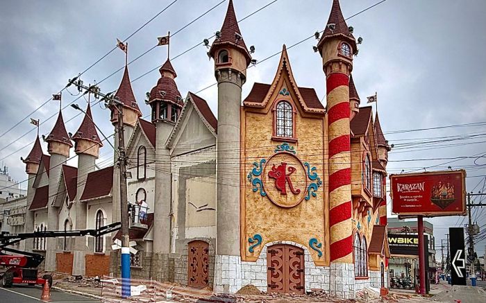 : Fachada do Karazan e o Castelo Mágico, na avenida do Estado Dalmo Vieira, em Balneário Camboriú (Foto: Leitor)