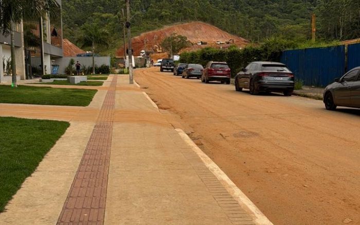 Obra na Praia Brava está incomodando os moradores de um apartamento próximo (Foto: Leitora)