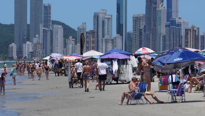 Água imprópria para banho e comida mal armazenada estão entre as principais causas de mal-estar no verão (Foto: XXX)