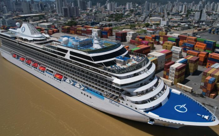 Turistas de cruzeiros são recepcionados pela equipe de turismo de Itajaí (Foto: Divulgação)