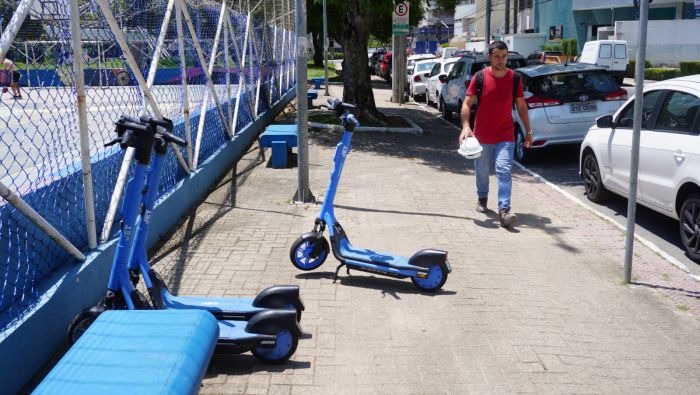 No bairro Fazenda, patinete foi flagrado em cima da guia para cegos (Foto: Leitor)