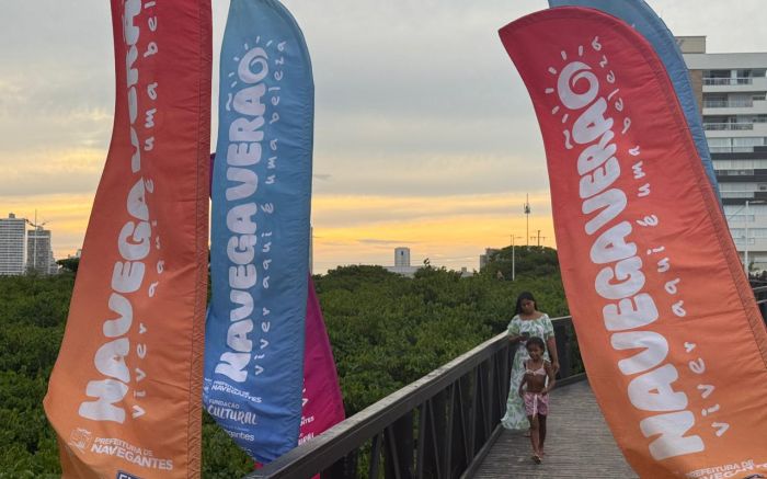 Escultores trabalham ao vivo na produção das obras (Foto: Gabrielle Rudolf)