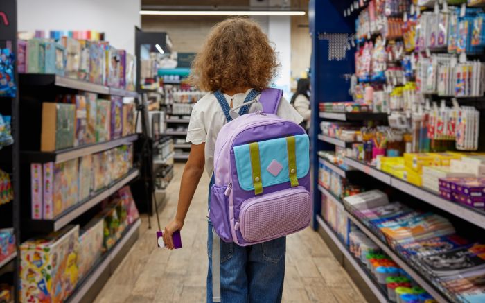 Procon orienta pais a pesquisarem antes de comprar o material escolar (Foto: Envato)