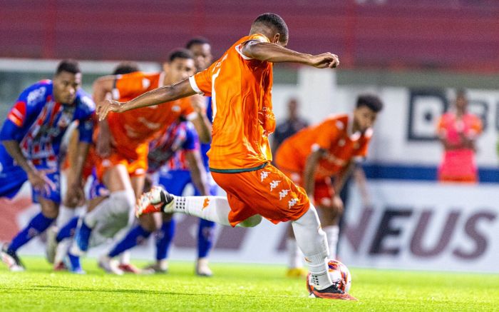 Choco, de pênalti, marcou o gol da Cambura (Foto: Wellington Peixe)