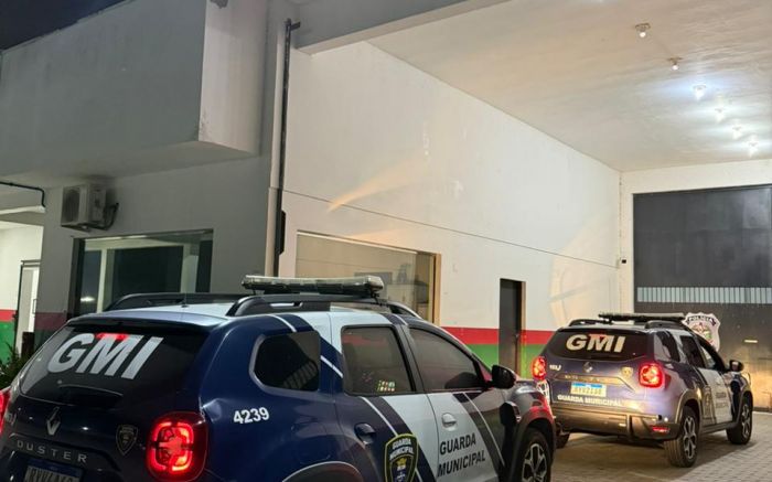 Dupla era procurada por roubo e foi abordada antes do embarque