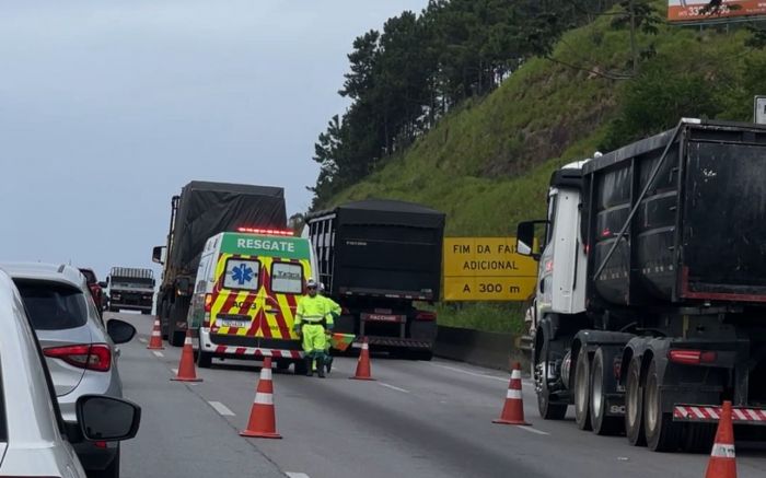 Falha mecânica em caminhão causa caos na BR 101 em Itapema