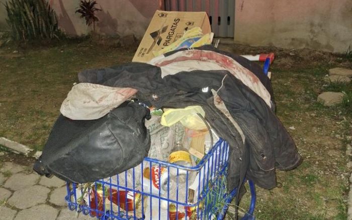 Briga em frente a um bar deixou morador de rua ferido na garganta (Foto: Divulgação/BPMI)