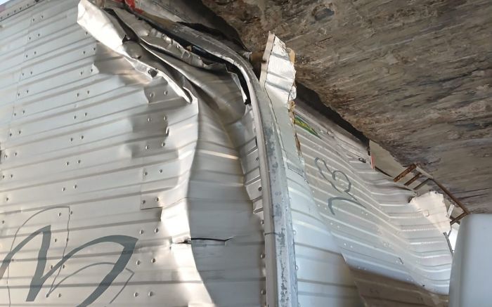 Veículo bateu no teto do túnel e ficou preso (Foto: Divulgação/GMBC)