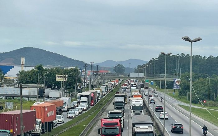 BR 101 de Balneário Camboriú está interditada por causa de acidente e trânsito tem até 1 hora de lentidão