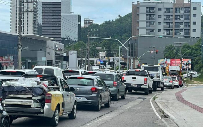 A BR 101 de Itapema até Itajaí está completamente trancada, com 30 km de fila (Foto: João Batista)