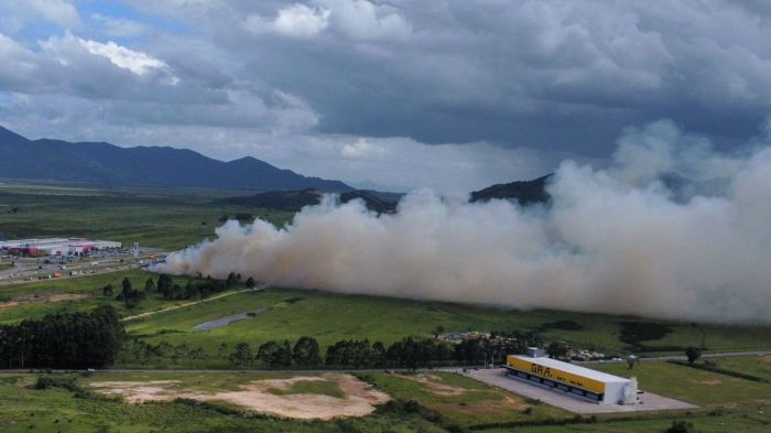 Incêndio perto da BR 101 deixa rastro de fumaça e congestionamento pesado em Tijucas