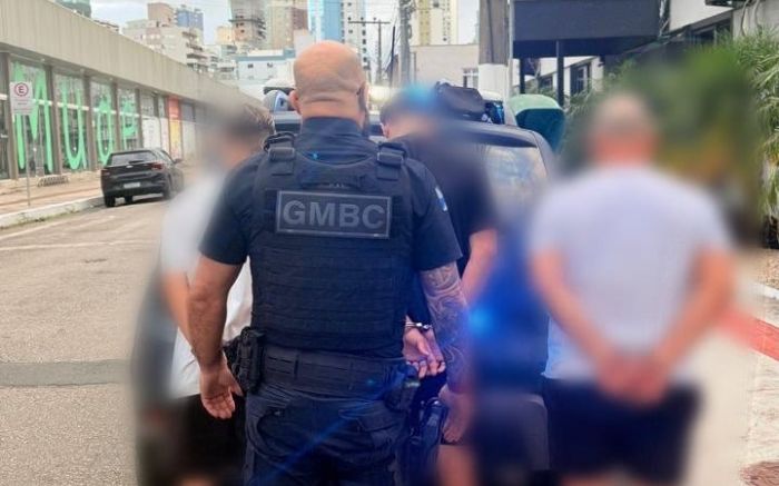 Três pessoas foram presas (Foto: Divulgação/GMBC)