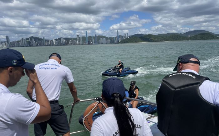 Fiscalização funciona como blitze de trânsito, só que no mar (Foto: Camila Diel)