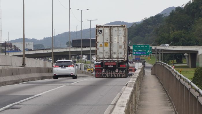 BR 101 no sentido norte de Itajaí tem 16 km de congestionamento