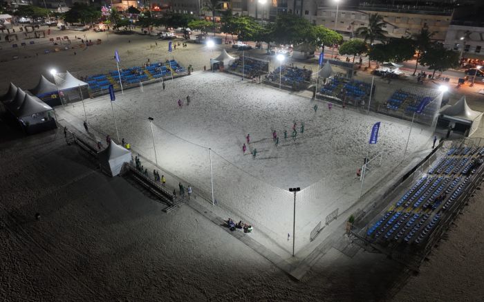 Arena montada na Praia Central recebe partidas até março (Foto: Divulgação)