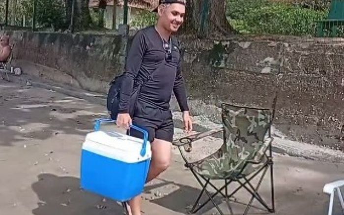 Alexander: “em nenhum momento mostrou a arma. Pensa num cara bonito, olho verde, pele de gente rica e braços bem fortes” (Fotos: Reprodução / Instagram)