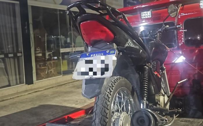 Veículo ficou abandonado na rua 1400 (Foto: BC Trânsito)