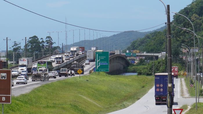 Ponte rio Itajaí-Açu trava os dois sentidos da BR 101 entre Itajaí e Penha