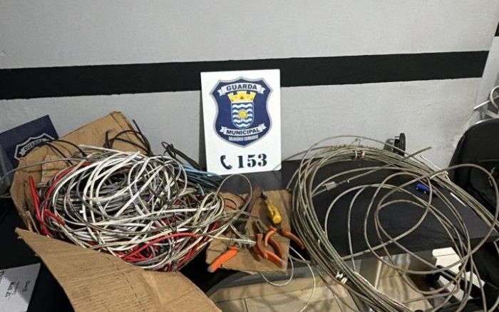 Guarda encontrou fios já cortados e ferramentas usadas no furto (Foto: GMBC)