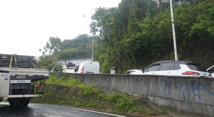 Motociclista caiu e carro rodou ao tentar subir a ladeira em BC