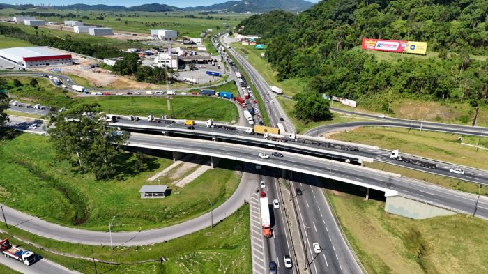 Cruzamento da BR 101 com a BR 470 tem ponto de congestionamento nos dois sentidos