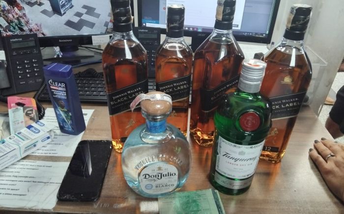 Bebidas e comida furtadas foram encontrados dentro do carro do casal (Foto: Divulgação BPMI)