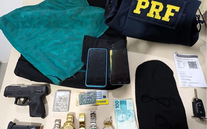 Homens estavam armados, com coletes balísticos e dirigiam uma picape roubada (Foto: Divulgação/PRF)