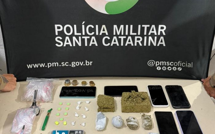 Drogas, dinheiro e materiais para o tráfico foram apreendidos durante a ação da Polícia Militar (Foto: Divulgação/31ºBPM)
