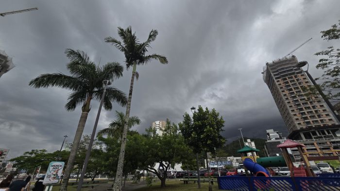 Defesa Civil orienta população a buscar abrigo e evitar áreas abertas durante os temporais (Foto: Camila Diel)
