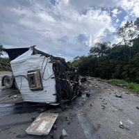 Homem morre em acidente entre carreta e caminhão em Garuva