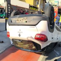 Kwid acerta caminhonete estacionada e capota