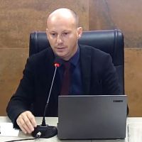 Jovem em surto invade Câmara pela terceira vez e agride assessor