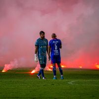 Teve sinalizadores e bombas jogadas em campo na Arena Joinville, relata juiz na súmula