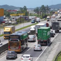 Encontro da ponte rio Itajaí-Açu entre Itajaí e Penha tem congestionamento