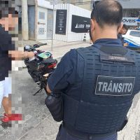 Motorista tenta fugir de blitz e é pego após bater em placa