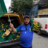 Catarinense anuncia compra de 50 mil bandeiras do Brasil para “libertar Bolsonaro” da prisão