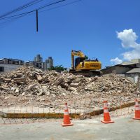 Rua do Porto avança com nova demolição de antiga garagem de carros