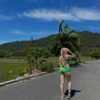 Ex detenta do cadeião de Itajaí surge de tornozeleira em poses sensuais