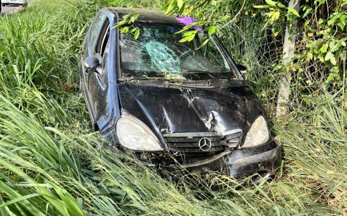 Mercedes bateu em árvore no km 18 (Foto: Divulgação/CBVI)