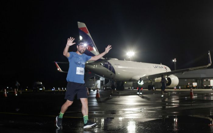 Corredores voltam a ocupar a pista de pouso e decolagem do Aeroporto de Joinville em prova noturna (Foto: Divulgação)