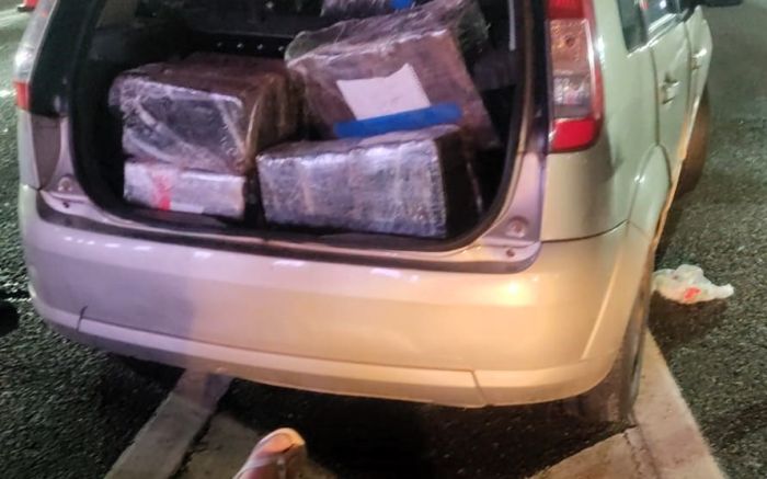 Embalagens ocupavam banco traseiro e porta-malas do veículo (Foto: PRF)