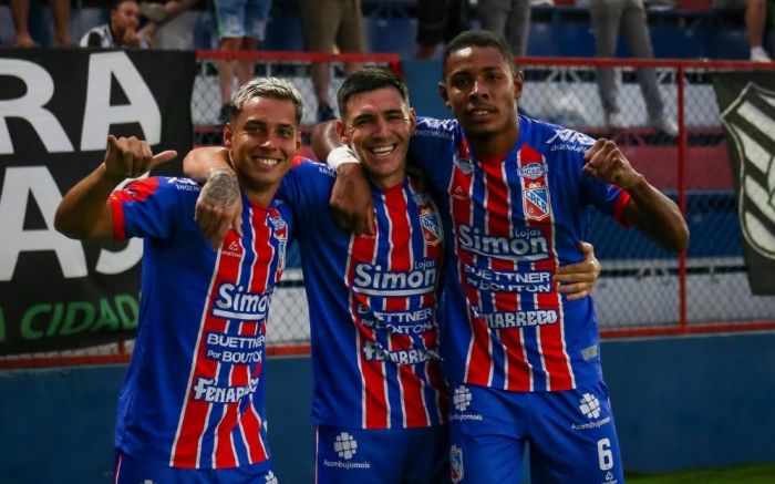 Jogando em casa, time de Brusque venceu por 1 a 0 e largou na ponta do quadrangular da morte