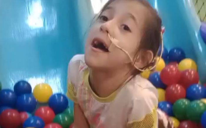 Bianca tem síndrome rara e faz tratamento particular em Ilhota (Foto: Álbum de Família)