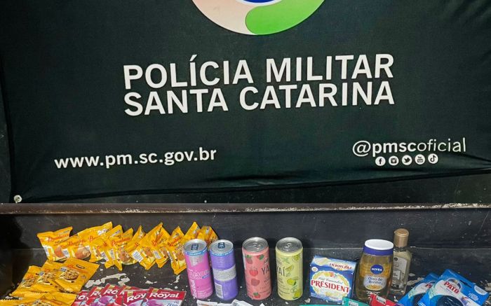 Mulher foi flagrada em supermercado em Itajaí (Foto: Divulgação BPMI)